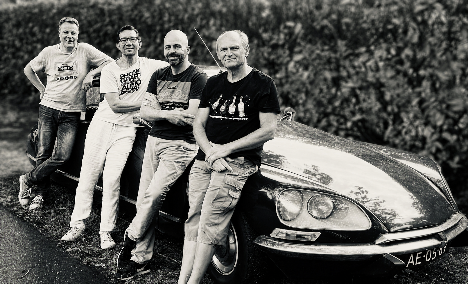De vier leden van Fusetones bij een klassieke auto